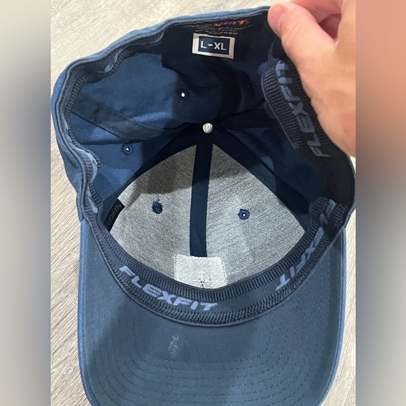 Travis Mathew Flex Fit Large/XL Navy Embroidered Latch Logo Golf Hat - Picture 6 of 6